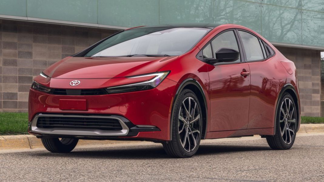 4 compact cars with the longest range.