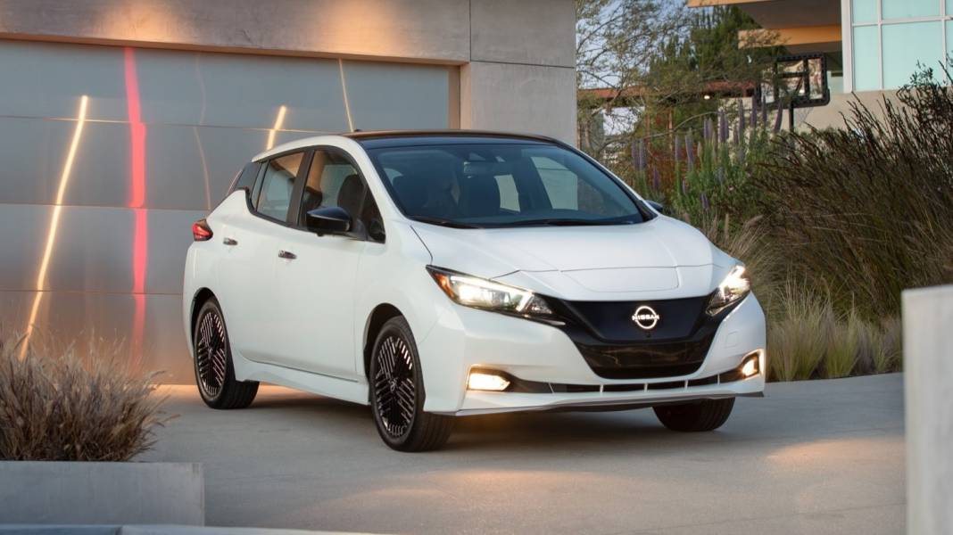 4 compact cars with the longest range.